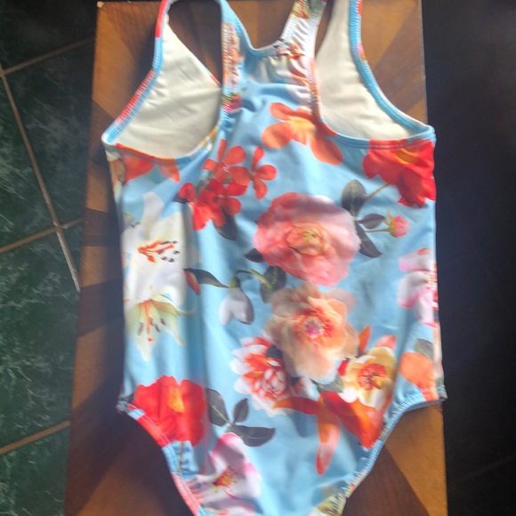 One piece - Picture 2 of 2